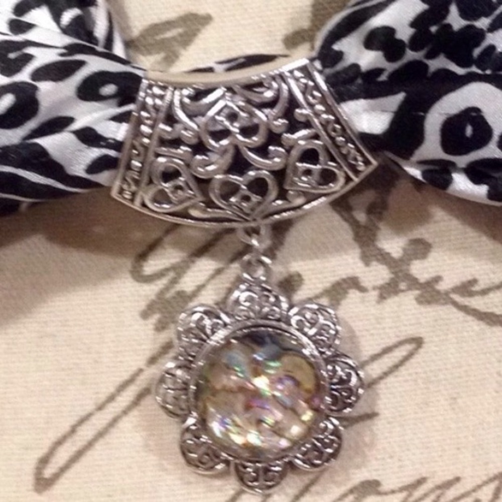 Scarf slide with pendant